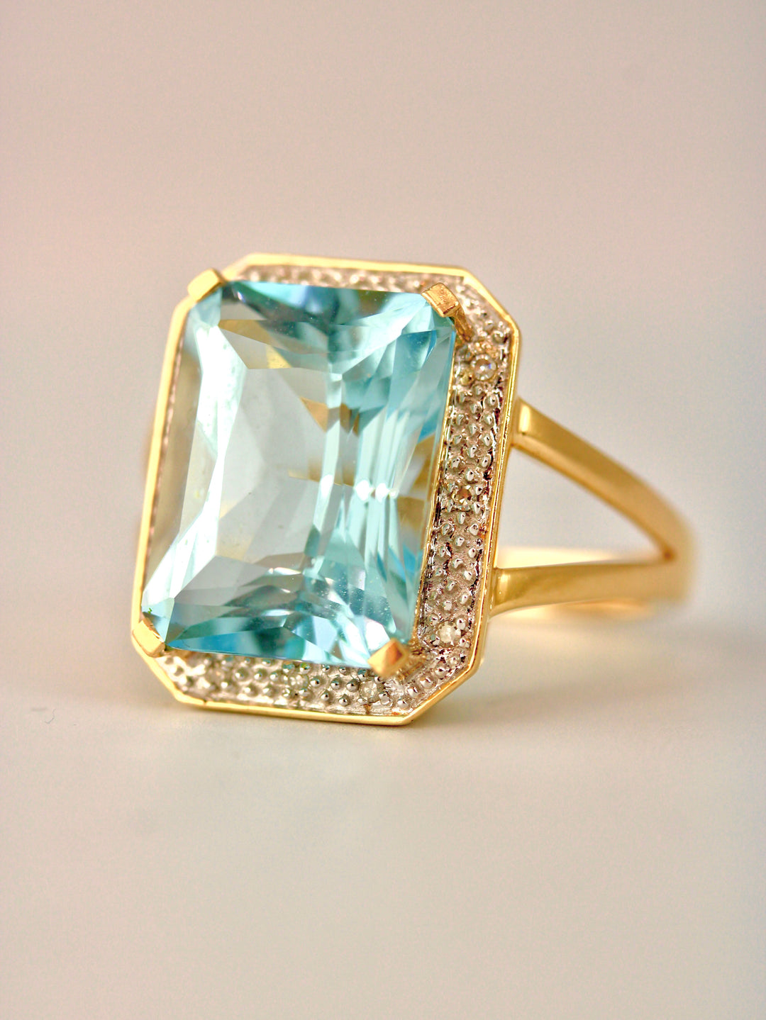 Blautopas-Ring mit Diamanten aus 585 Gelbgold