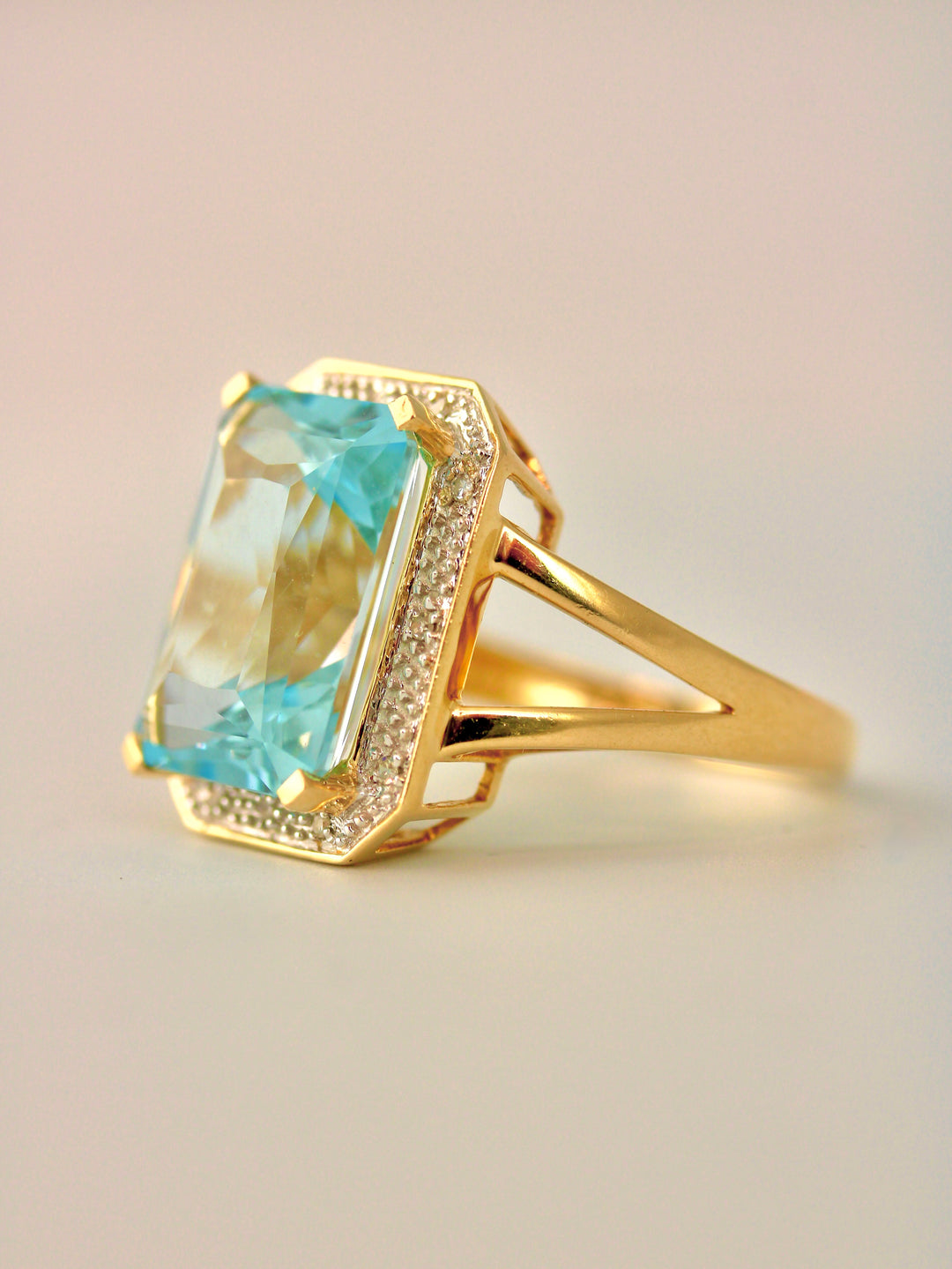 Blautopas-Ring mit Diamanten aus 585 Gelbgold