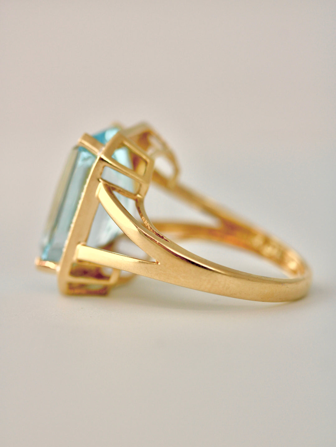 Blautopas-Ring mit Diamanten aus 585 Gelbgold