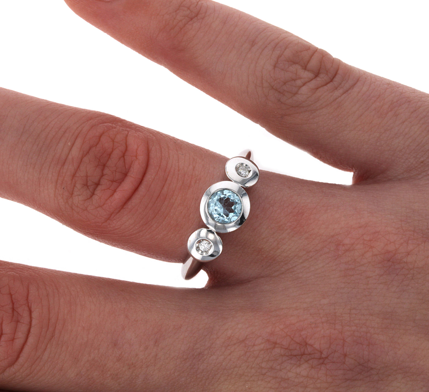 Blautopasring mit 2 Brillanten